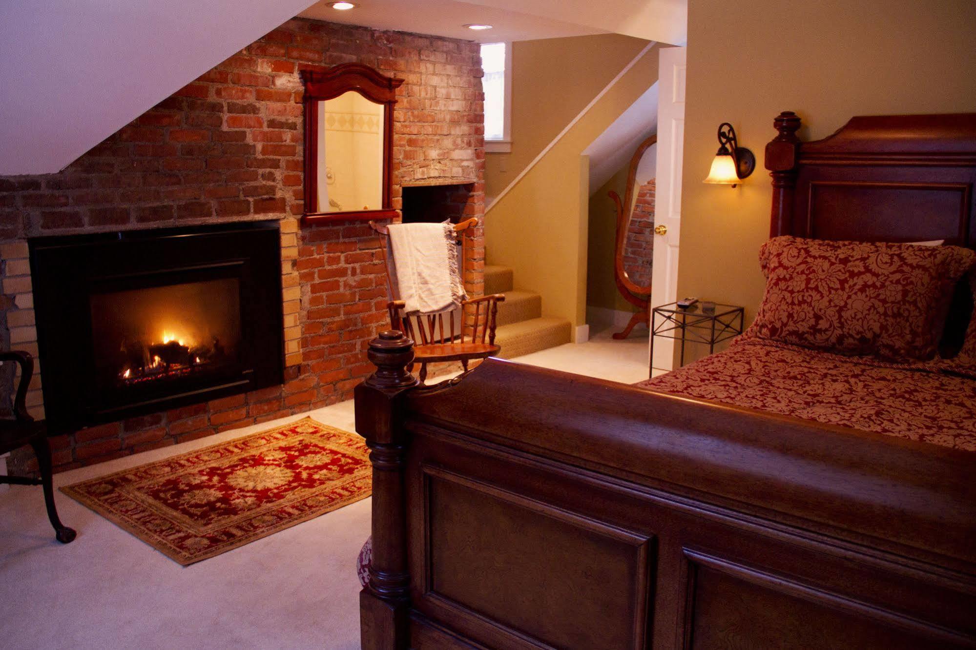 Inn At Baldwin Creek & Mary'S Restaurant Bristol Bagian luar foto